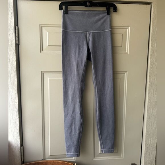 Lululemon Wunder Under High-Rise Tight *Snow Washed 28"
Washed Luna Size 4 - Picture 12 of 14